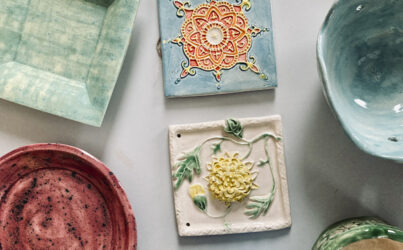 Плитки и тарелки с рельефным и текстурным декором